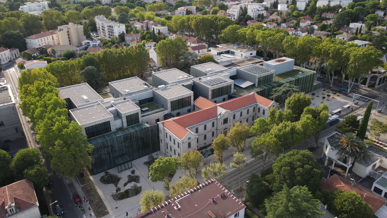 몽펠리에 뉴 아트 콘서바토리 (montpellier new art conservatory) 를 따라 지나가는 트램