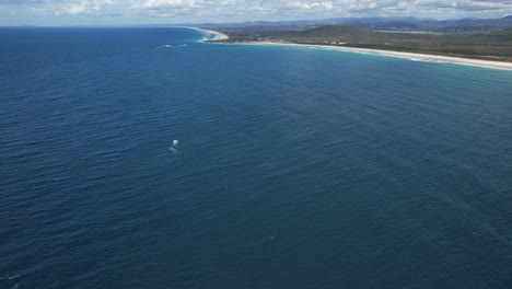 paisaje marino idílico de la playa de cabarita en nueva gales del sur, australia - toma aérea de un dron