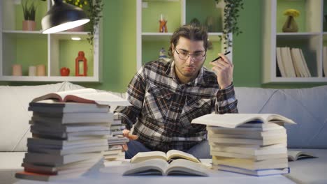 Joven-Estudiante-Universitario-Pensativo.