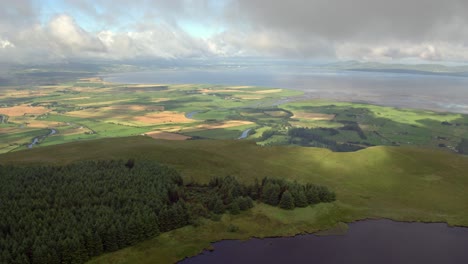 montaña binevenagh cerca de la playa cuesta abajo en la ruta costera de la calzada en irlanda del norte