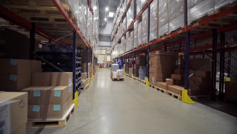 interior del almacén con trabajador y carretilla elevadora