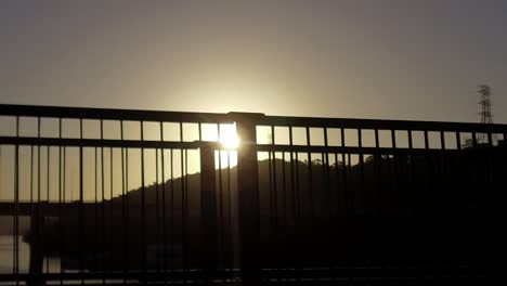 conducir sobre un puente mientras se pone el sol