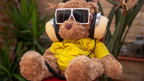 dj de oso de peluche con gafas de sol