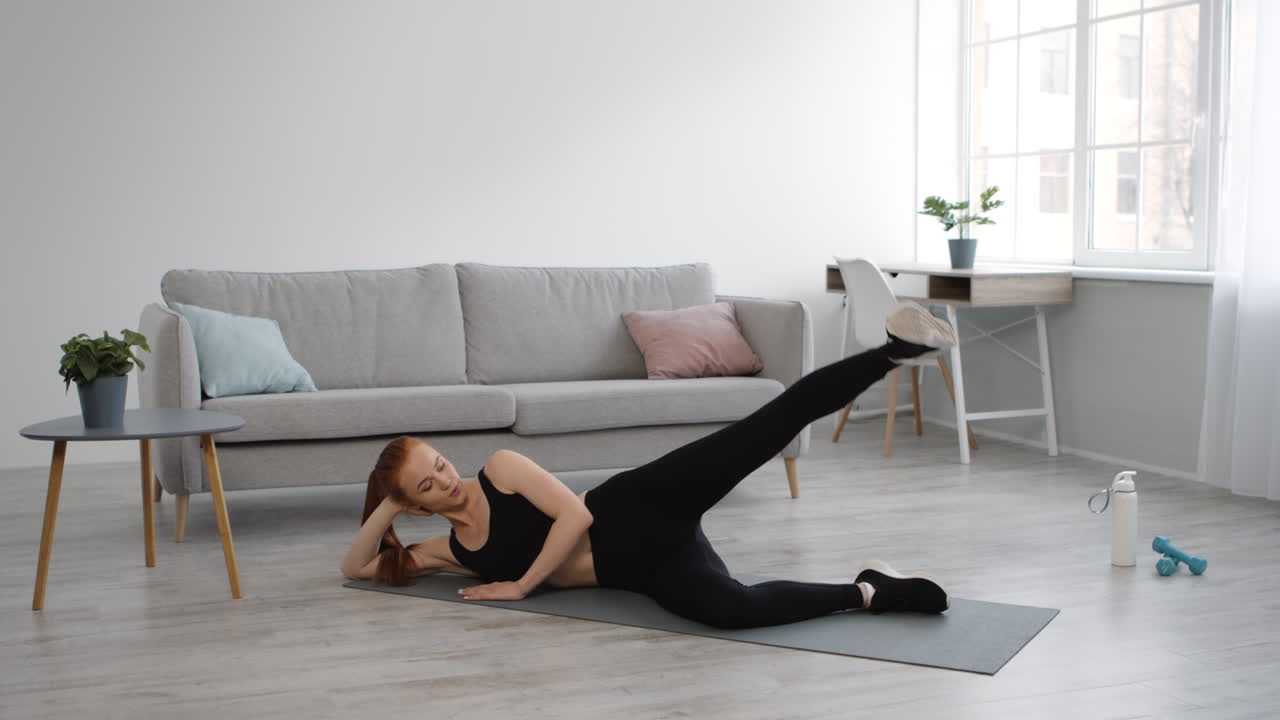 mujer haciendo ejercicios para las piernas en casa