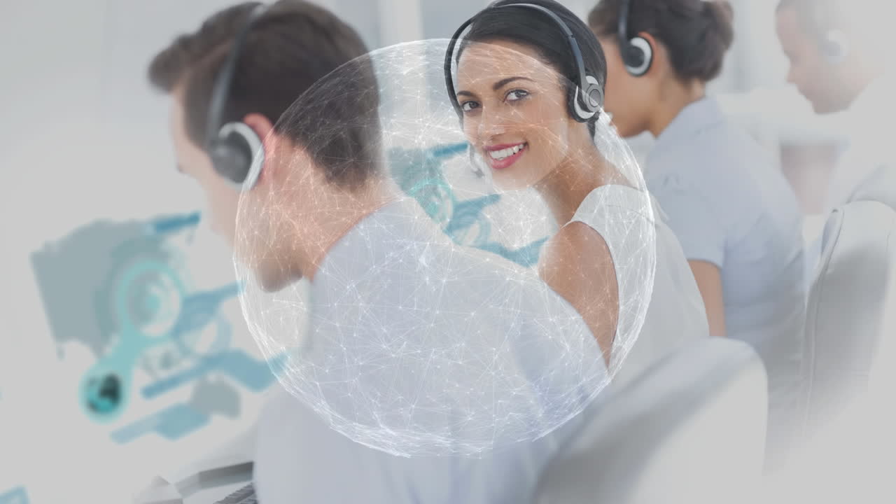 콜센터 에서 일 하는 미소 짓는 여자