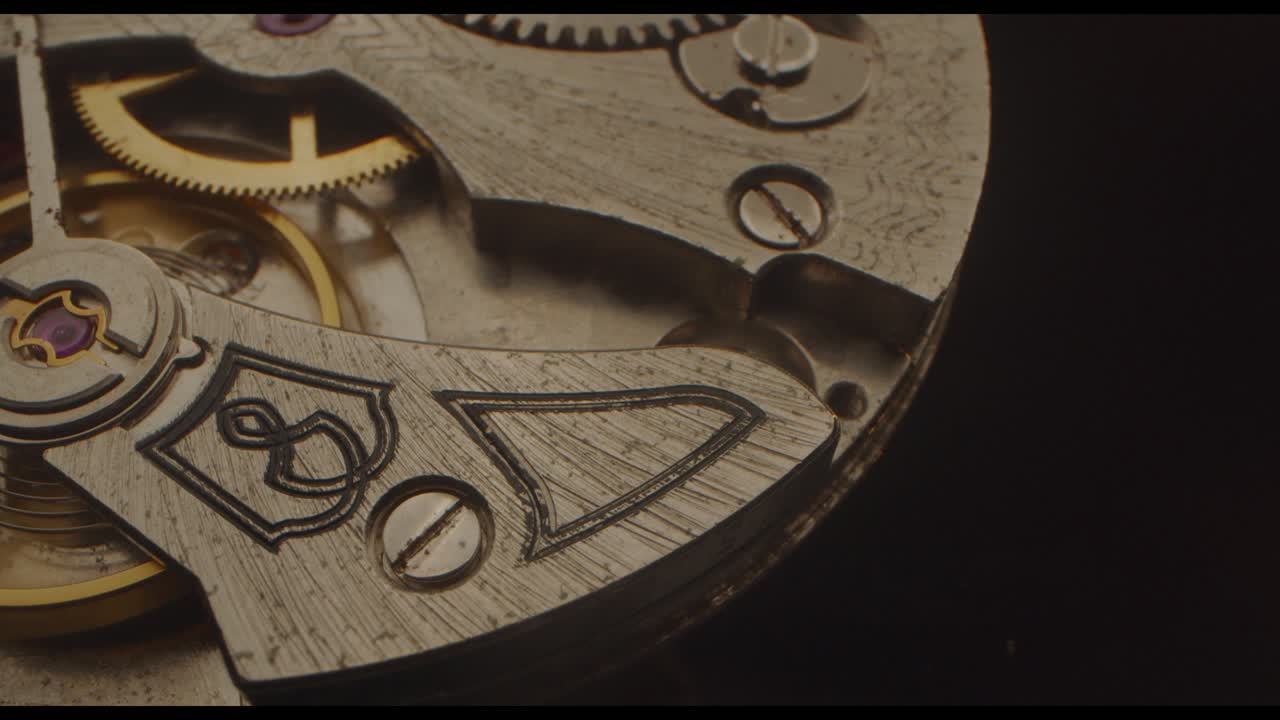 lente de sonda de los engranajes mecánicos dentro de un reloj