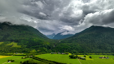 Exuberante-Paisaje-Con-Espectaculares-Formaciones-De-Nubes-Sobre-La-Montaña