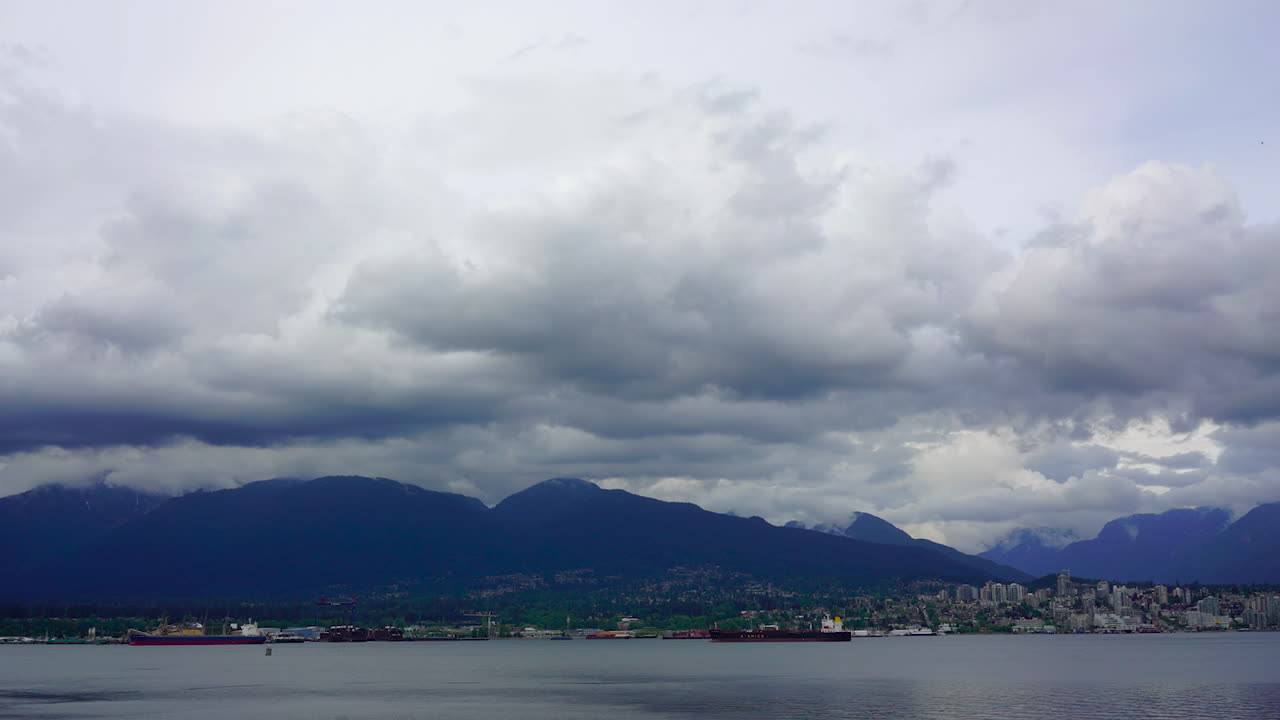nube sobre la ciudad y el océano