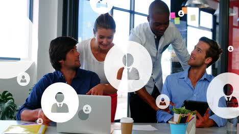 animación de iconos de perfil sobre diversos compañeros de trabajo discutiendo informes en portátiles y tabletas digitales