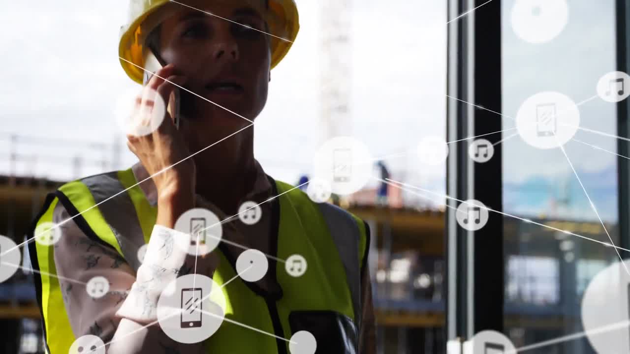 animación de una red de conexiones con iconos sobre una arquitecta usando un teléfono inteligente