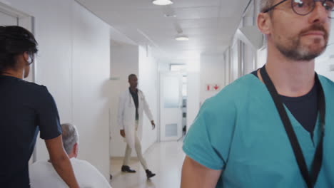 pasillo ocupado del hospital con personal médico y pacientes
