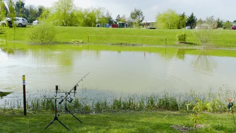 Cañas-De-Pescar-Carpas-Lago-Brumoso-En-El-Lago-Whittington