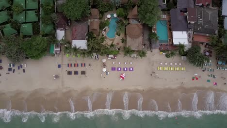 Bird's-eye-drone-shot-of-a-beach-in-Koh-Samui,-Thailand