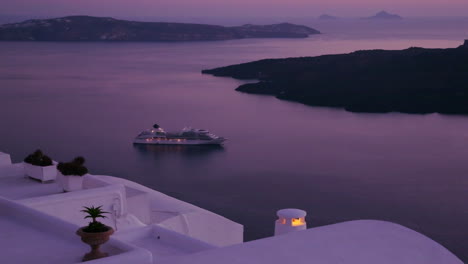 Ein-Kreuzfahrtschiff-Fährt-In-Der-Dämmerung-In-Lila-Licht-Durch-Die-Griechischen-Inseln