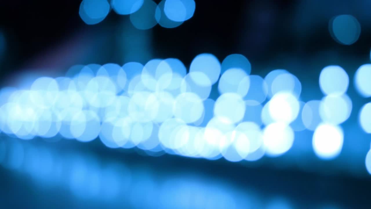 Latar belakang bokeh abstrak biru dari cahaya lampion Lanna Thailand di malam hari. Konsep perayaan dalam Festival Yi Peng.