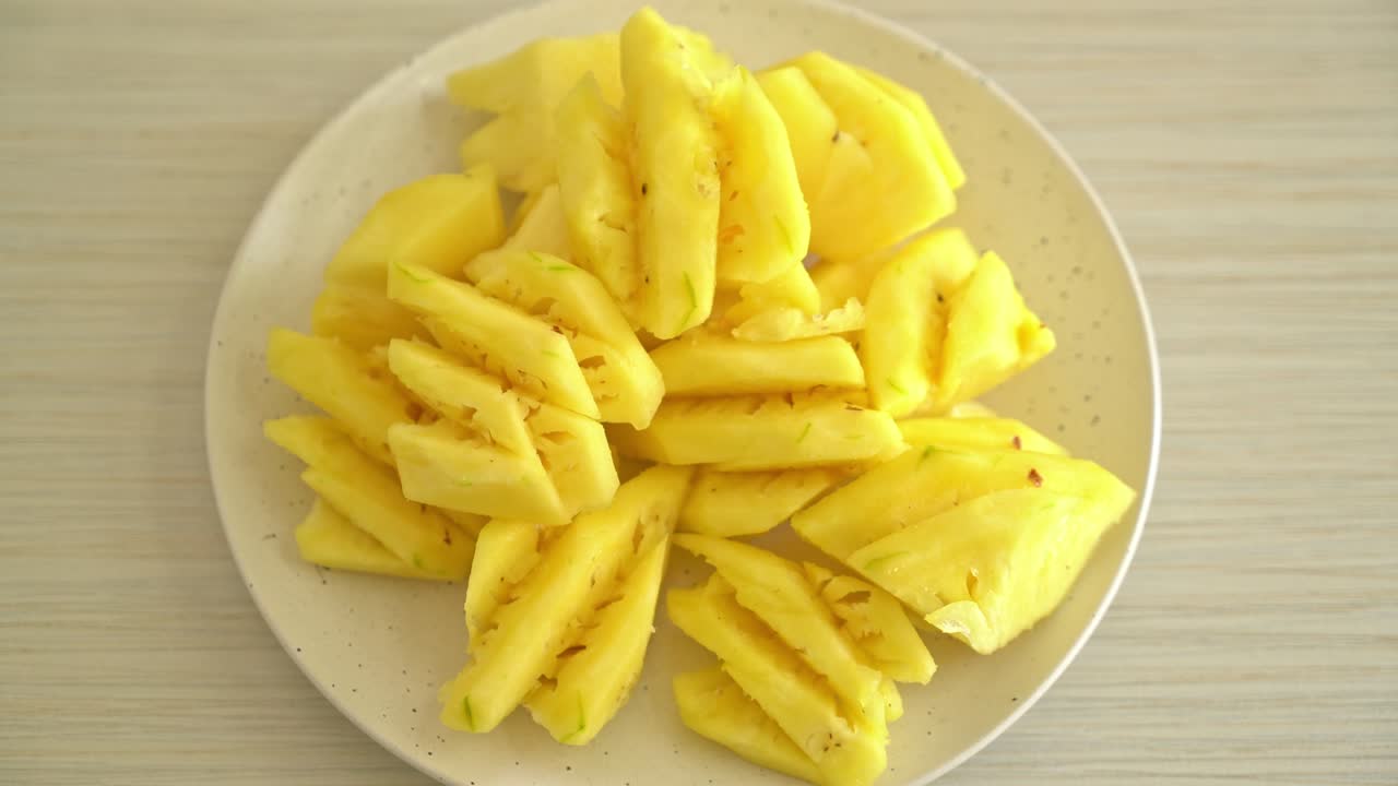 판에 잘라진 신선한 파인애플