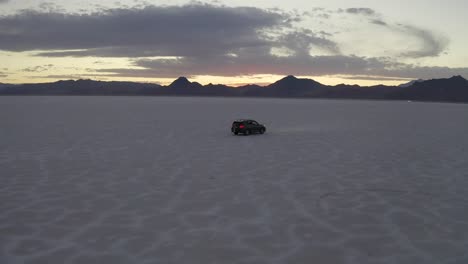 SUV-Fährt-Zur-Blauen-Stunde.-Scheinwerfer-Beleuchten-Den-Weg-In-Den-Bonneville-Salinen