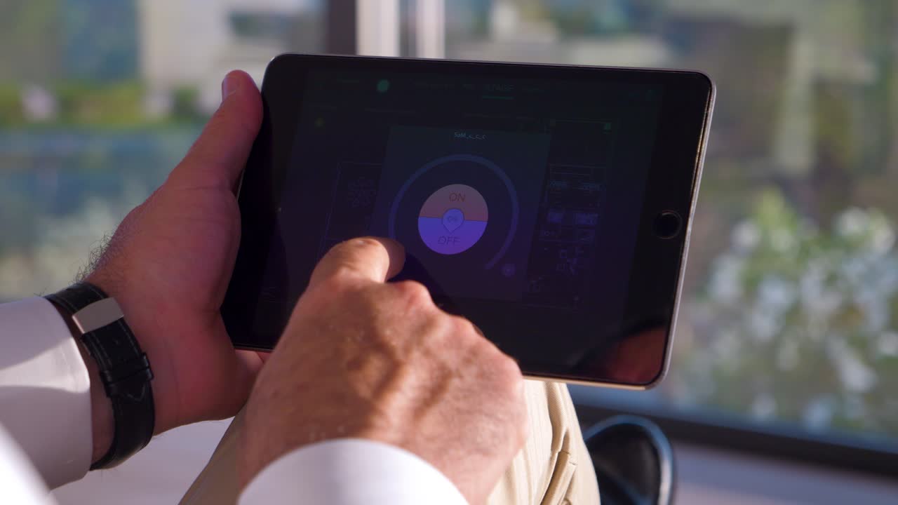 comodidad moderna: el hombre ajusta el termostato del hogar en la aplicación de la tableta