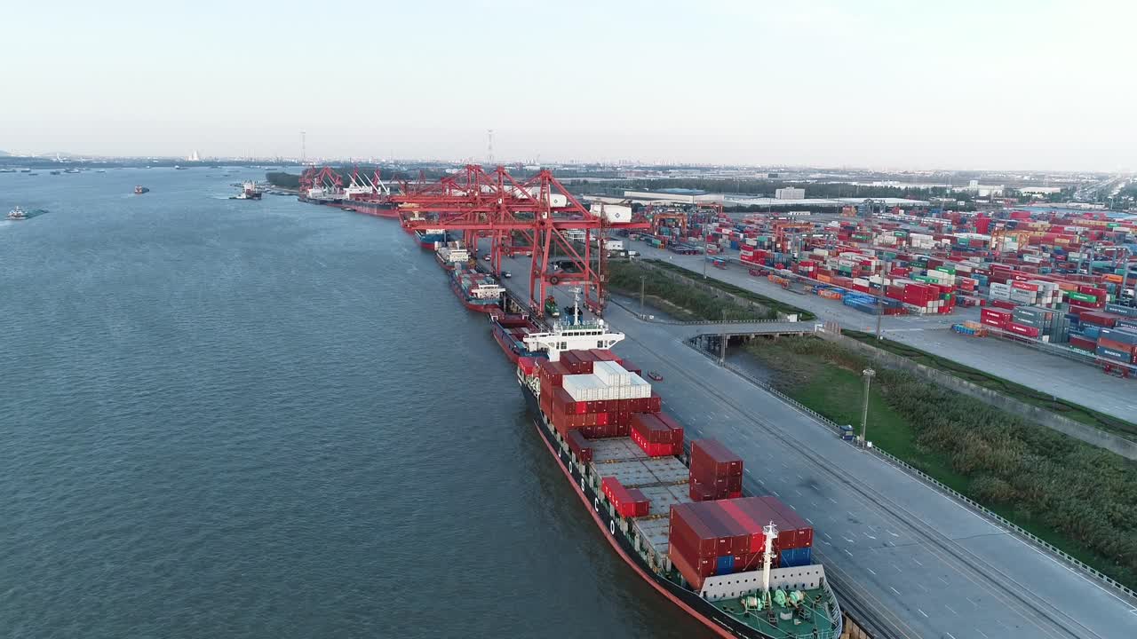 Large loading and unloading equipment at the port