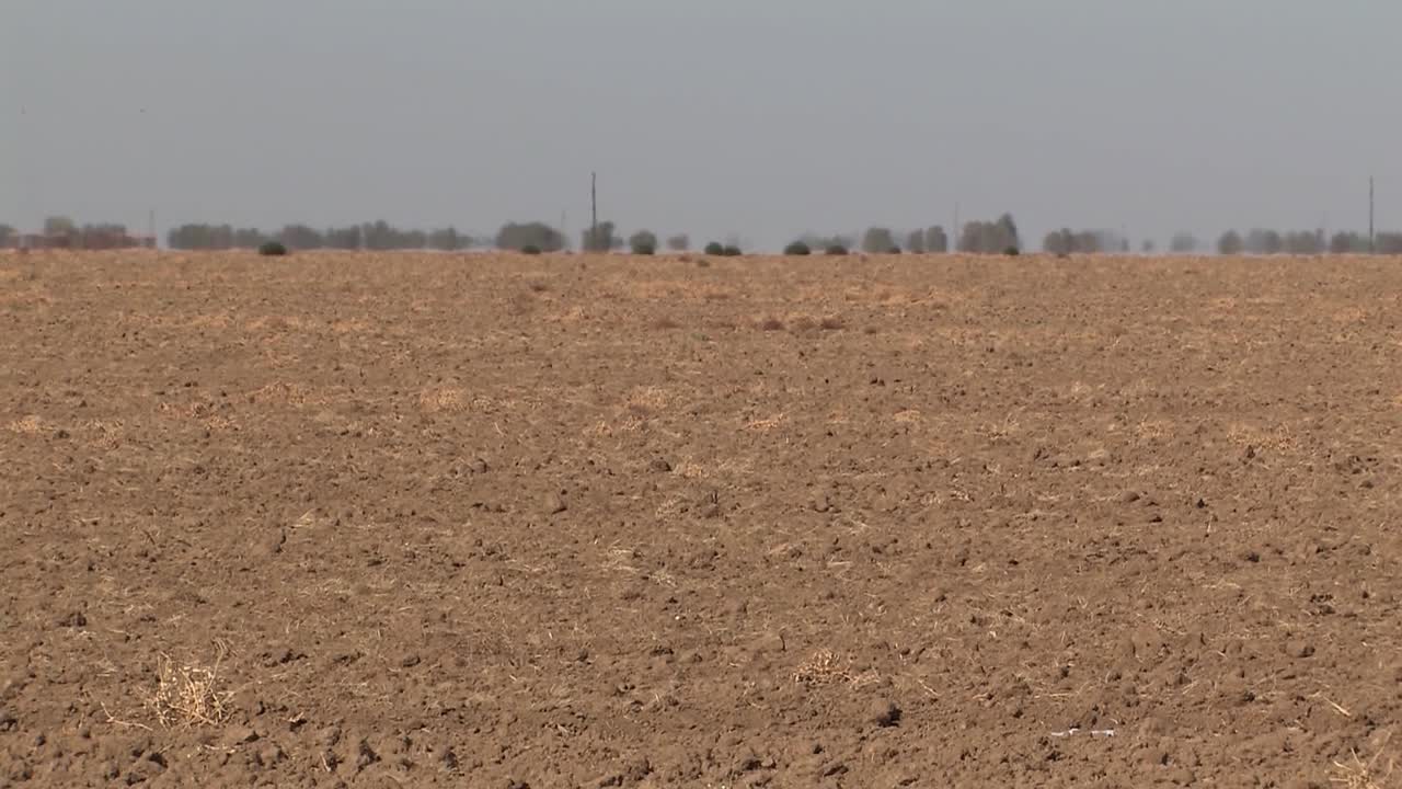 미국 캘리포니아 건조한 지역의 전형적인 붉은 토양, usa-1