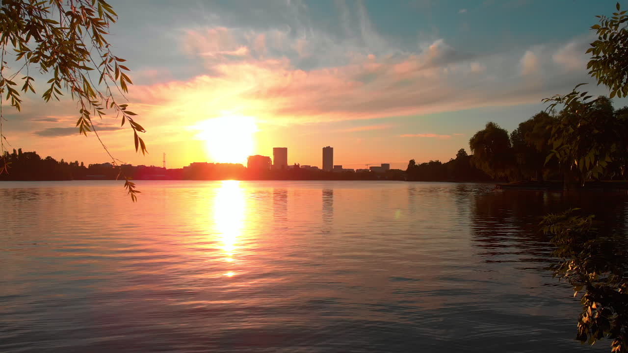 루마니아 부쿠레슈티 일출 시 스카이라인 사무실 건물 지구 전망