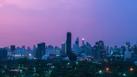 lapso de tiempo de transición de día y noche del paisaje urbano y los edificios en la metrópolis