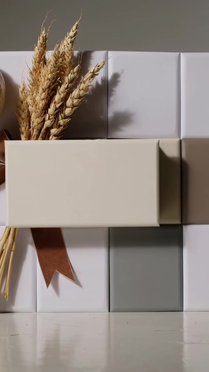 Video verticale: Pannello color crema scorrevole su piastrelle di un bancone da destra, mostrando campioni e grano.
