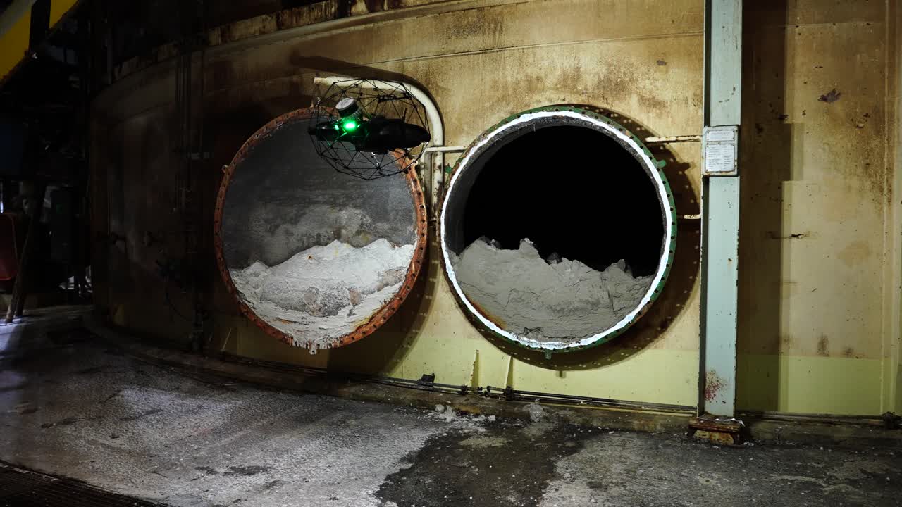 drone con protección de jaula despegue cerca de la sala de calderas de la central eléctrica de carbón