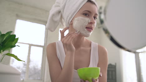 mulher aplicando esfoliante para cuidados com a pele