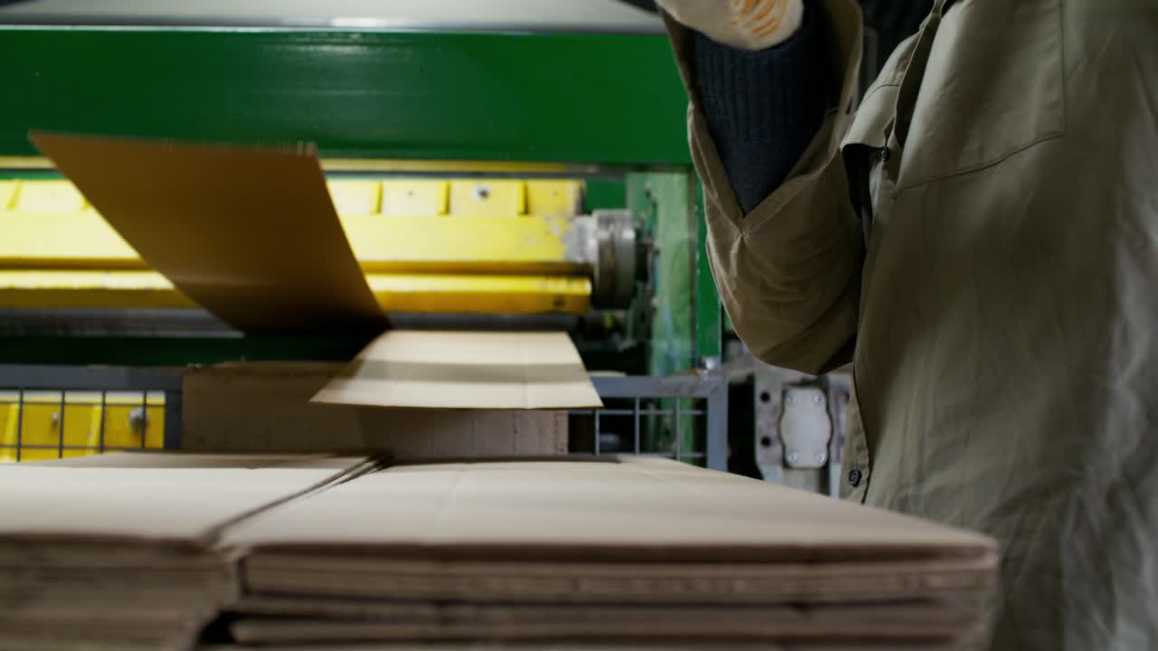 processo di fabbricazione di scatole di cartone