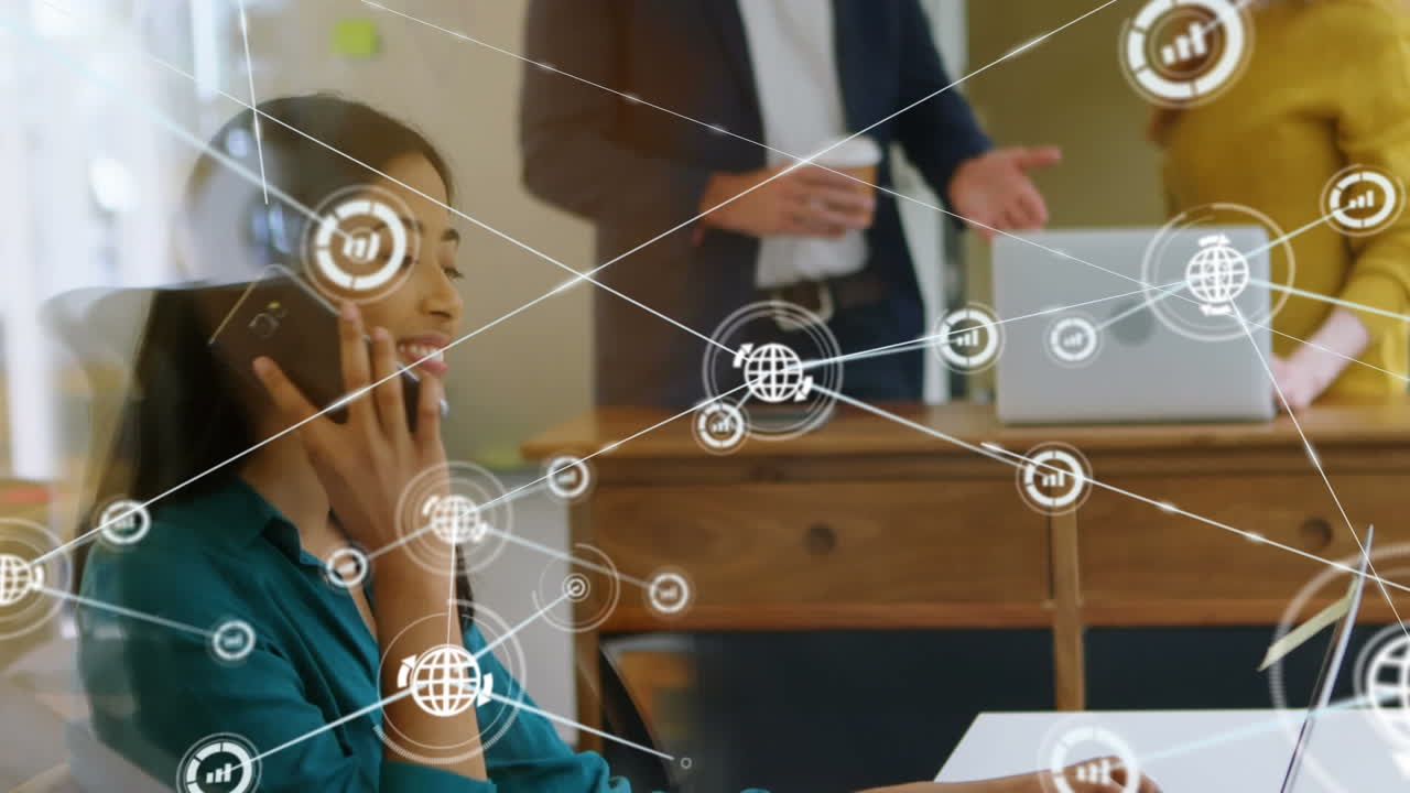 animación de una red de iconos digitales sobre una mujer de negocios que usa un teléfono inteligente