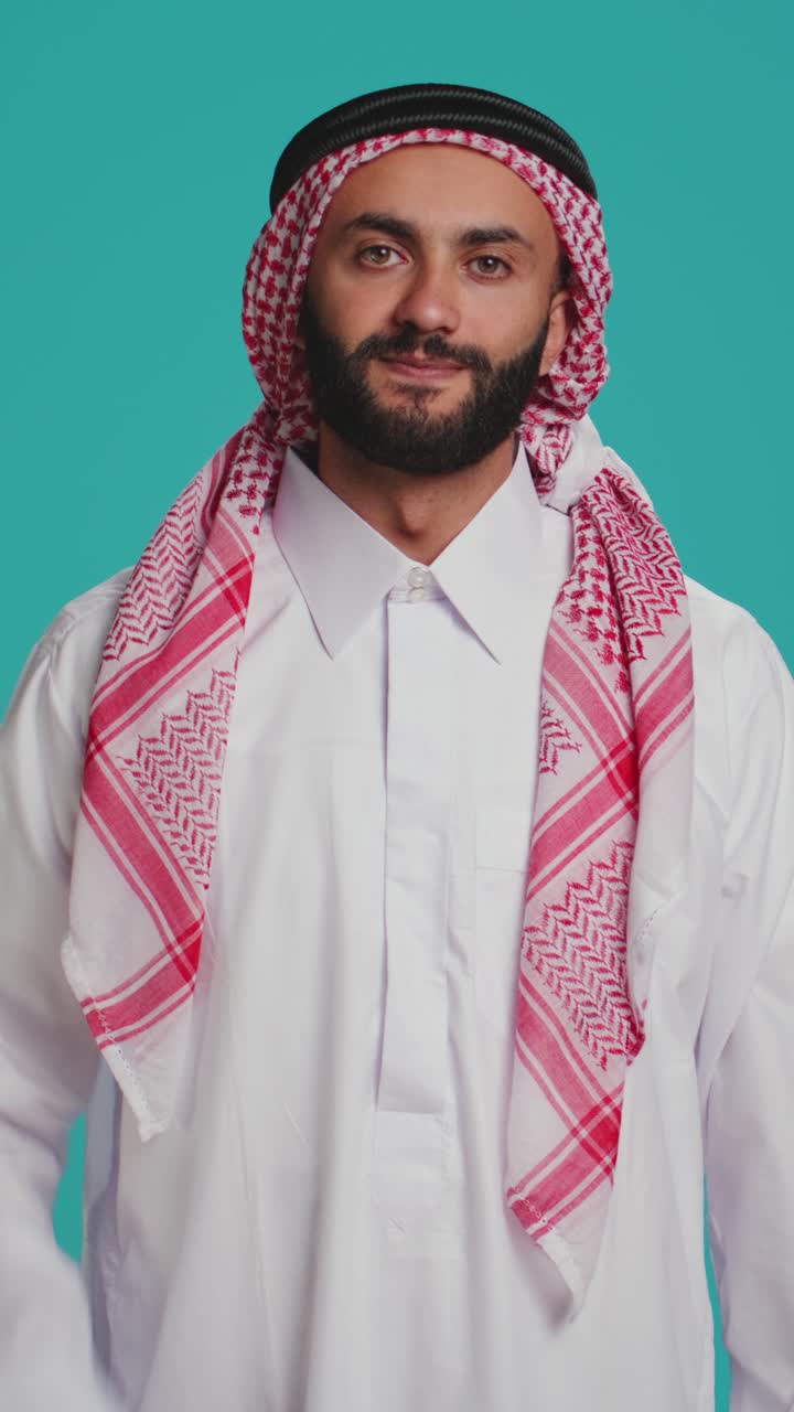 Video verticale Persona che indossa un thawb sembra felice