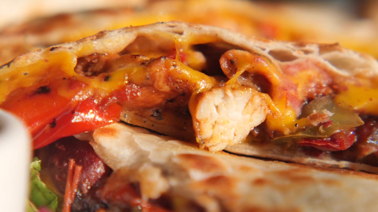 Close-up de uma Deliciosa Quesadilla de Frango com Queijo Derretido