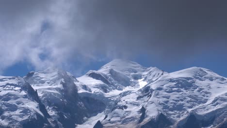 mont blanc con nubes oscuras rodando en el frente