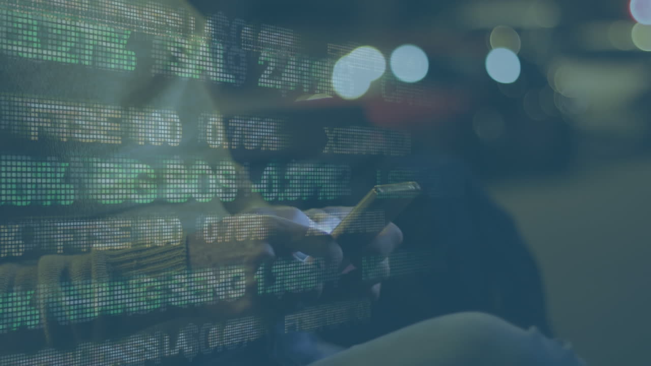 hombre usando teléfonos inteligentes y datos