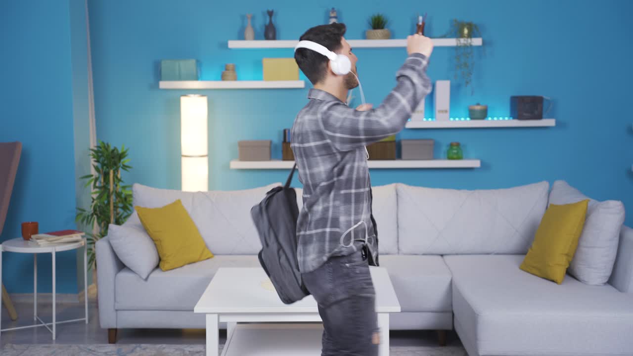 feliz estudiante masculino bailando, hombre joven positivo y alegre.