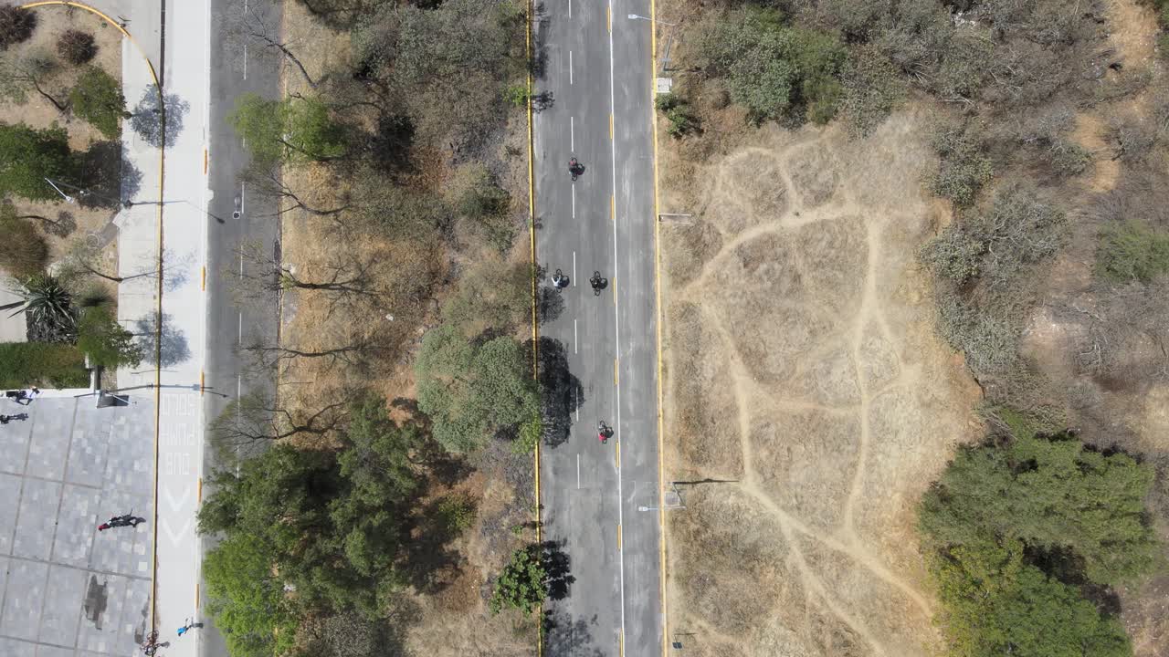 멕시코 시티에서 유행하는 시간에 거리와 자전거 타는 사람 위의 천정 보기