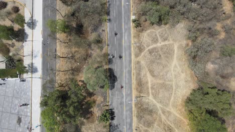 vista cenital sobre la calle y los ciclistas en tiempo de pandemia en la ciudad de méxico