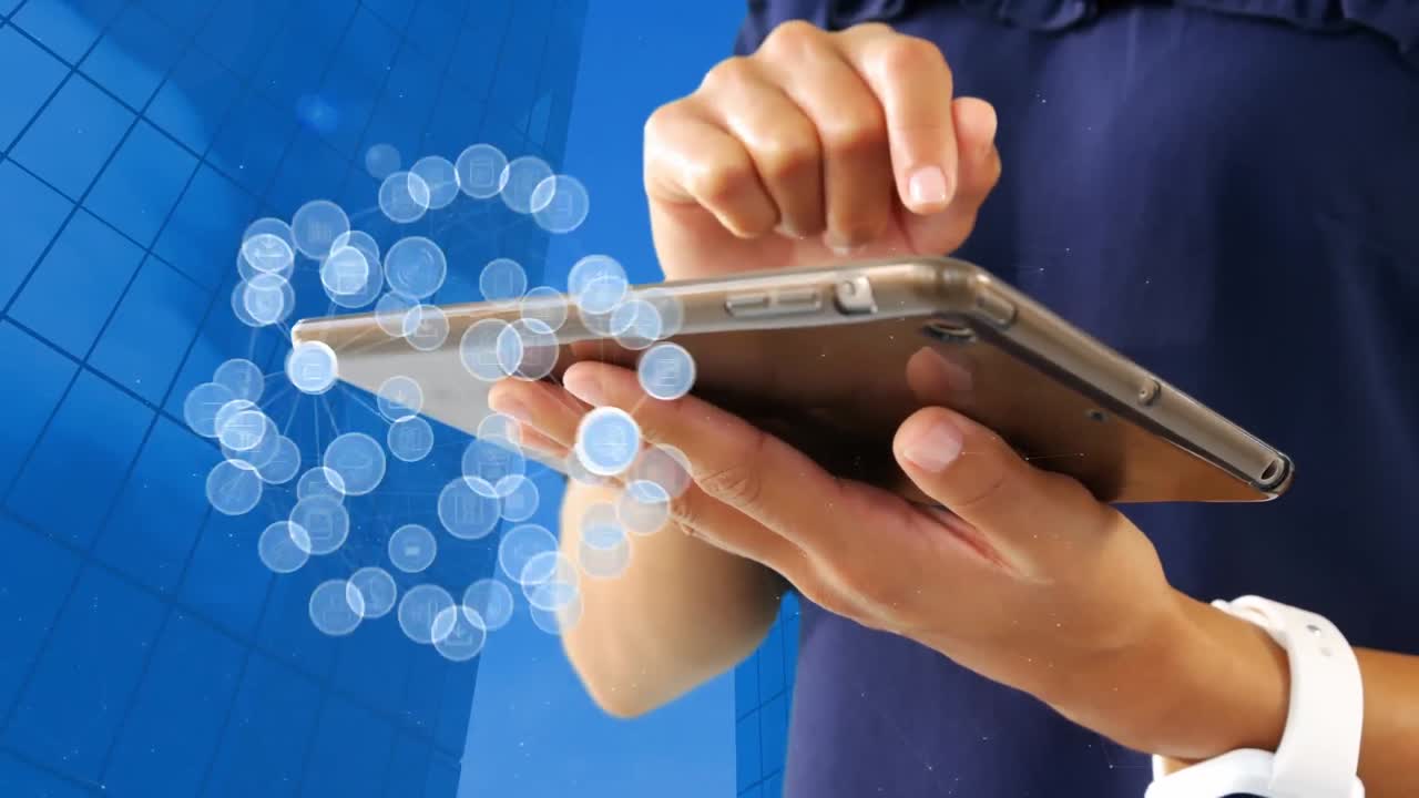 mujeres adultas que usan comprimidos