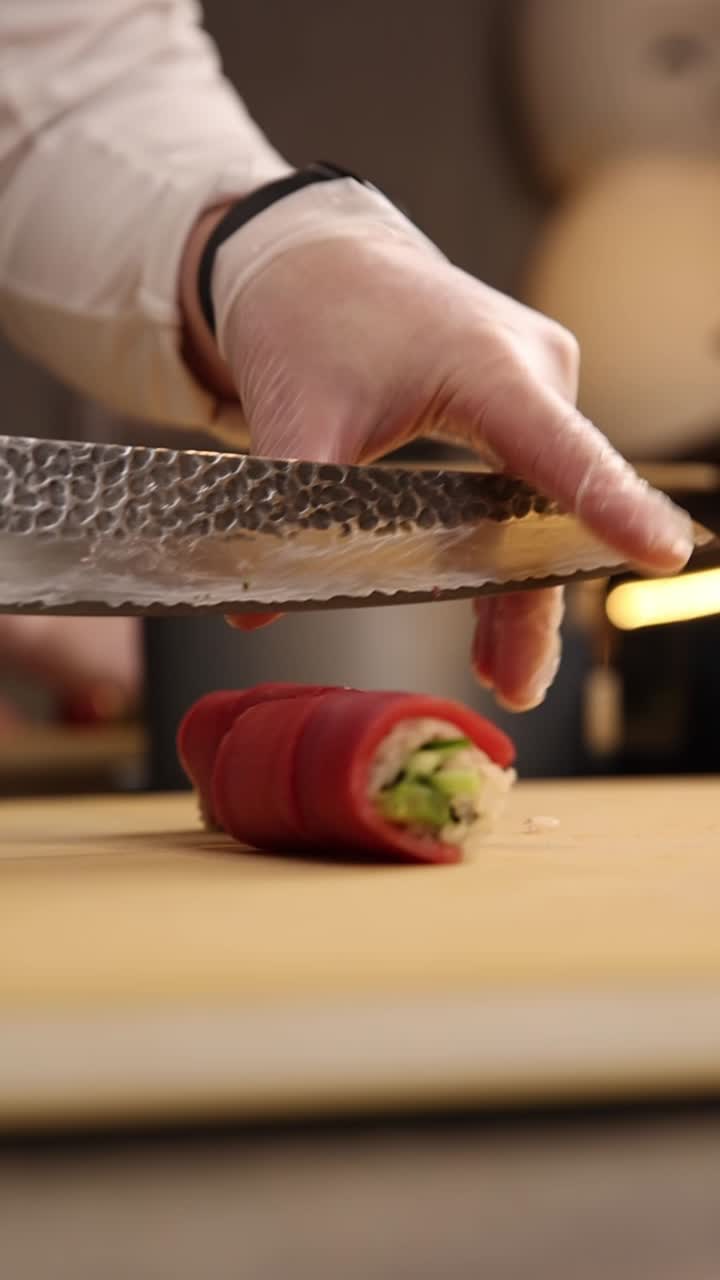 Taglio di un rotolo di sushi al tonno
