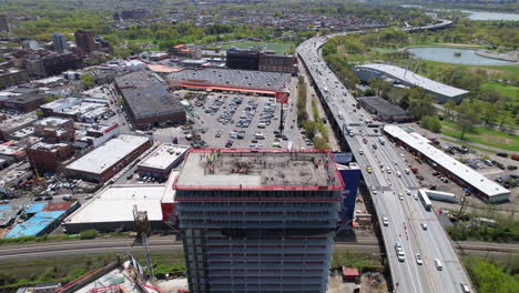 Toma-Aérea-De-Trabajadores-Que-Trabajan-En-La-Parte-Superior-De-Un-Edificio-De-Gran-Altura-En-Construcción,-Nueva-York