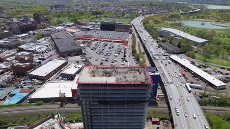 toma aérea de trabajadores que trabajan en la parte superior de un edificio de gran altura en construcción, nueva york