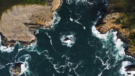 Olas-Del-Océano-Pacífico-Rompiendo-Contra-Los-Acantilados-De-La-Costa-De-Oregon