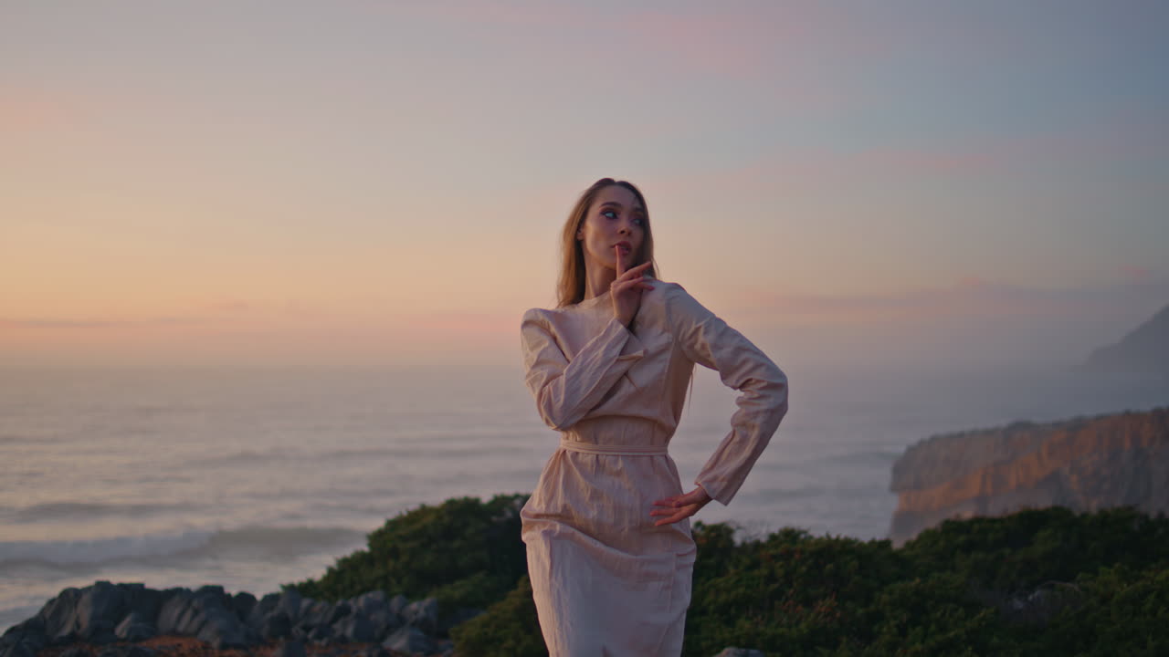 부드러운 소녀가 춤추는 해가 지는 절벽, 유연한 몸을 구부리는 클로즈업.