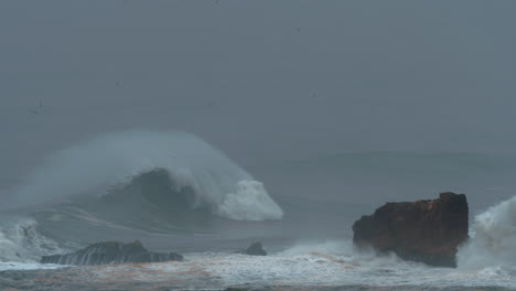 Grandes-Olas,-Gaviotas-Y-Rocas-En-El-Océano-Atlántico.