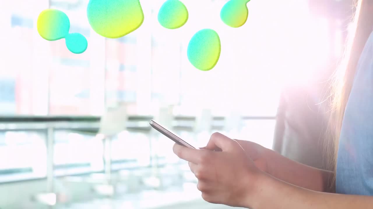 스마트폰을 사용하는 미소 짓는 백인 사업가 여성 위의 얼룩의 애니메이션