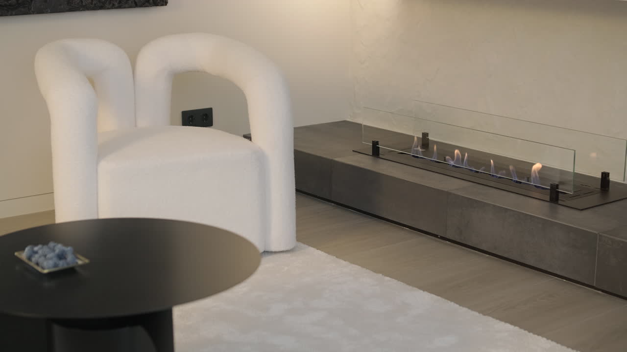 Interno moderno di soggiorno con poltrona accogliente e camino