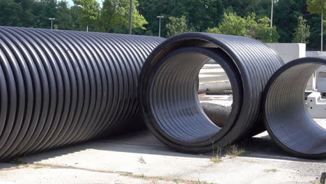 Große-Gewellte-Abflussrohre-Sitzen-Auf-Der-Baustelle