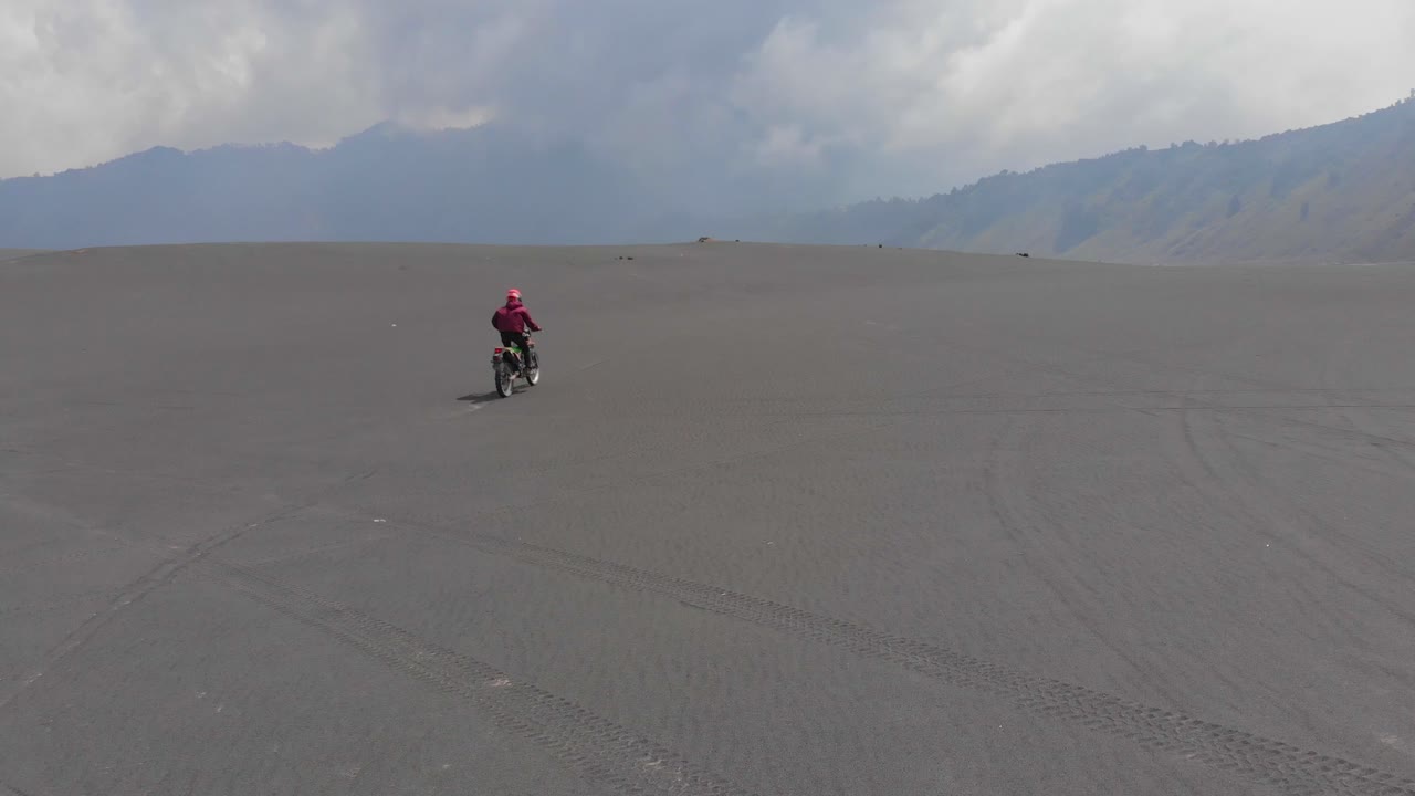 Bromos crossmotorcykel i støvet sand. Indonesien, Østjava