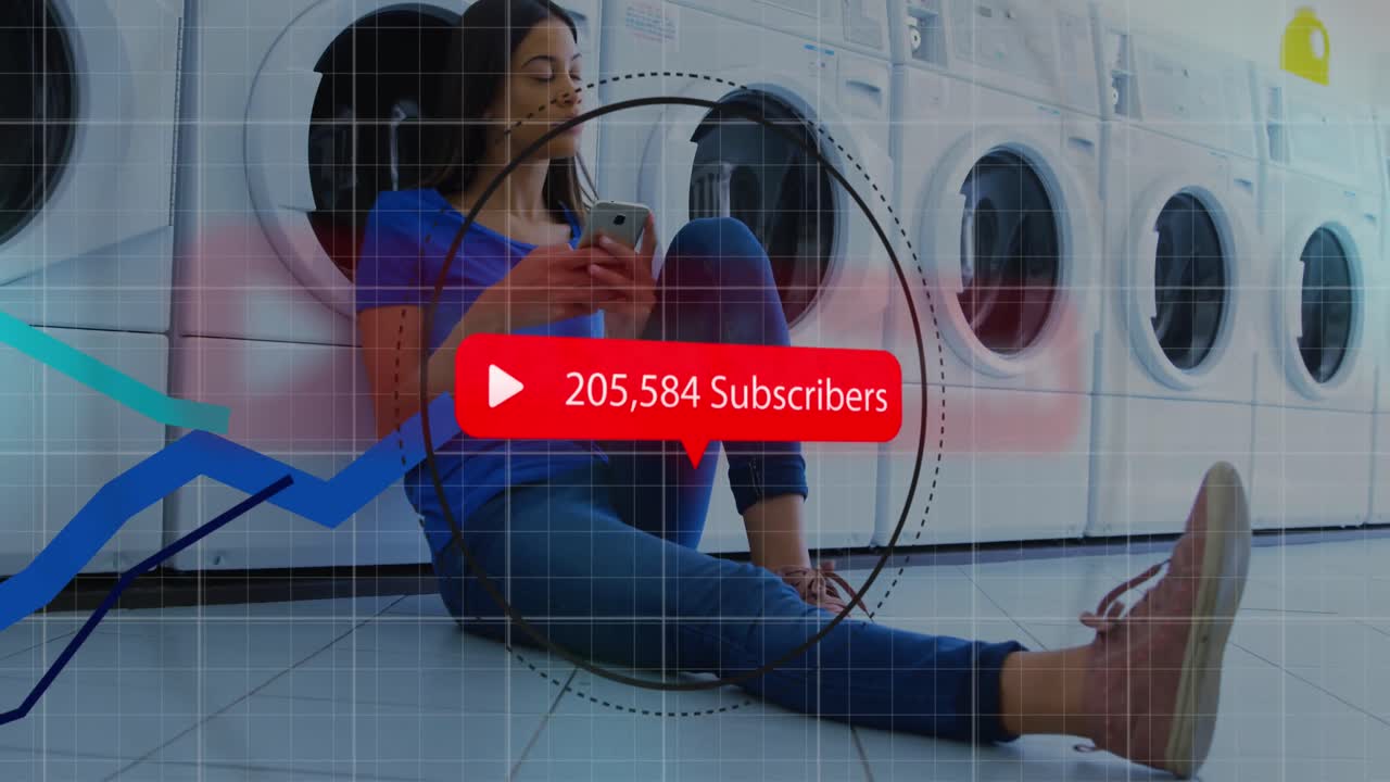 burbuja de discurso con suscriptores texto con números crecientes contra la mujer que usa teléfono inteligente